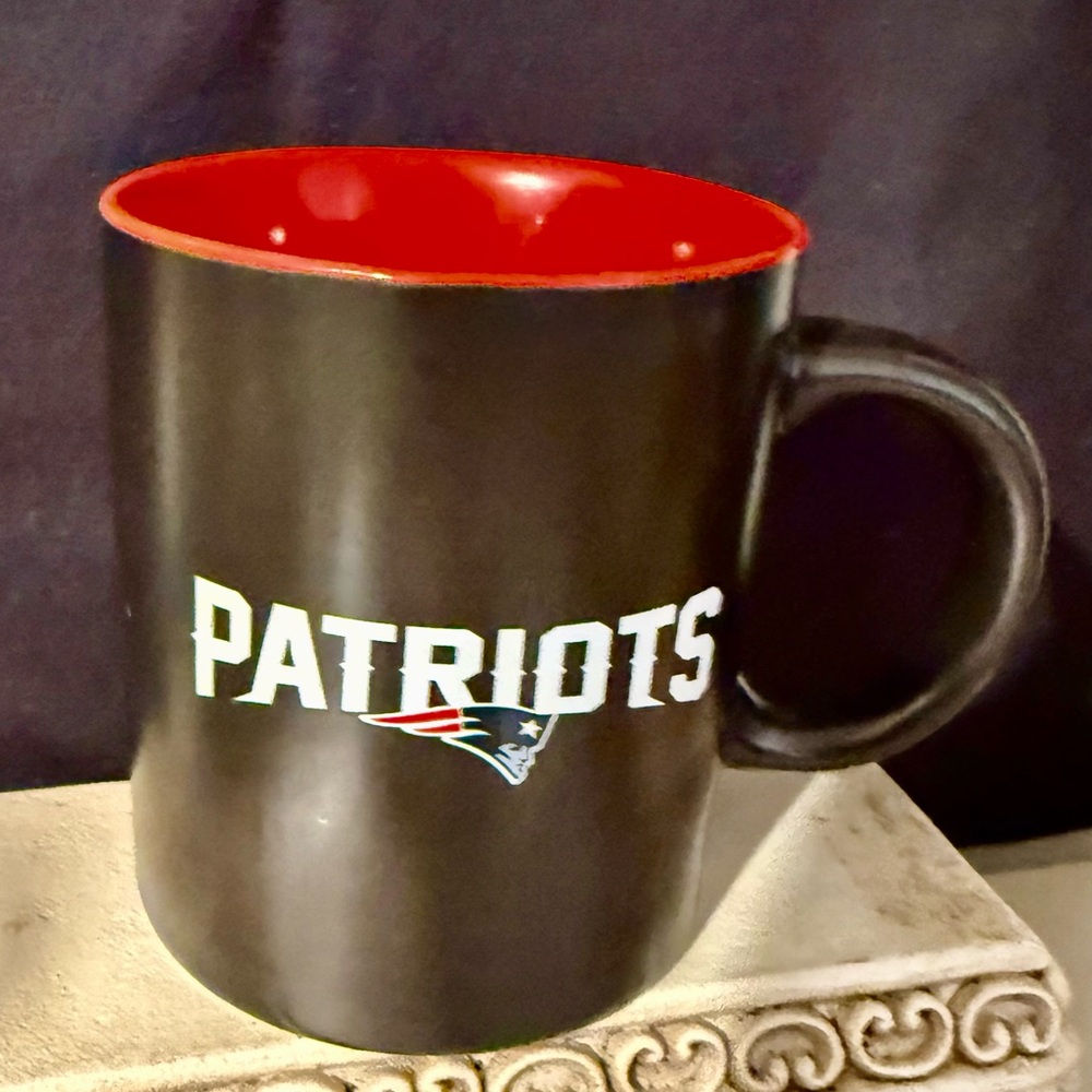 NFL New England Patriots black and red mug. 14oz
